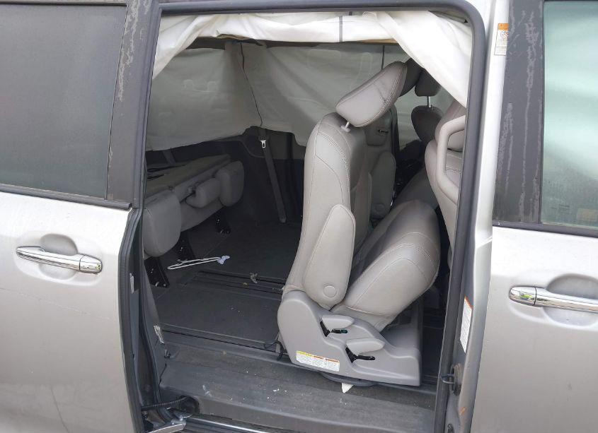 Photo 8 of 2018 Toyota Sienna XLE 8 PASSENGER (VIN 5TDYZ3DC5JS952571)