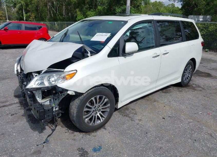 Photo 2 of 2020 Toyota Sienna XLE (VIN 5TDYZ3DC5LS029364)