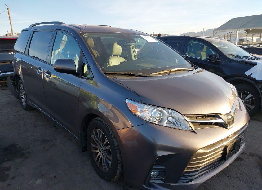2020 Toyota Sienna XLE (VIN 5TDYZ3DC5LS044530) main photo