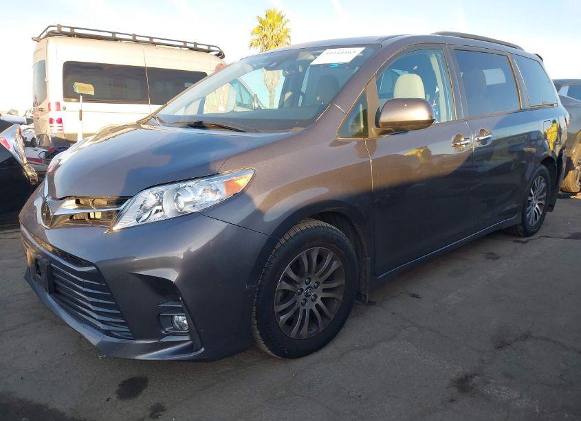 Photo 2 of 2020 Toyota Sienna XLE (VIN 5TDYZ3DC5LS044530)