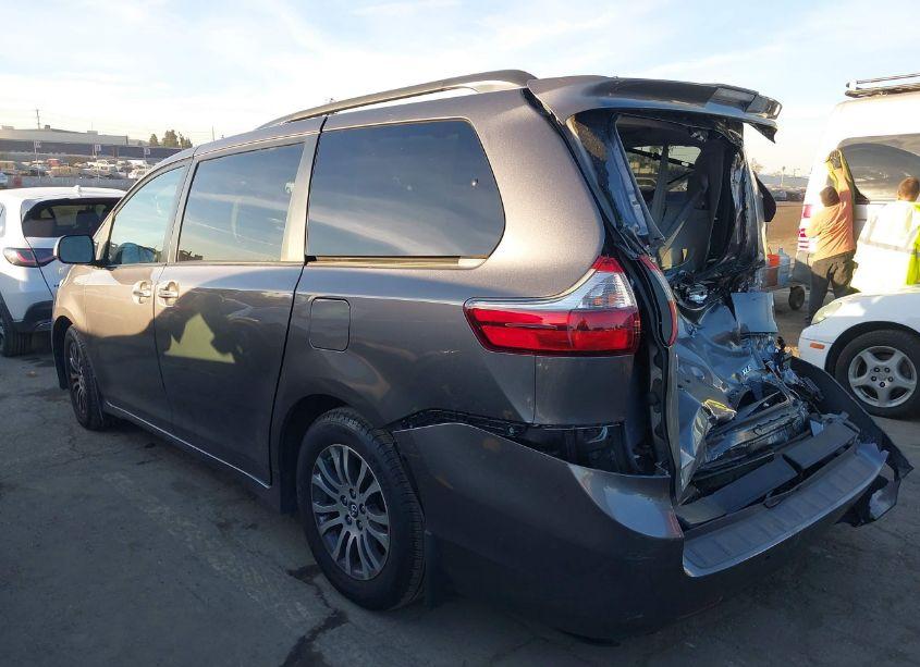 Photo 3 of 2020 Toyota Sienna XLE (VIN 5TDYZ3DC5LS044530)