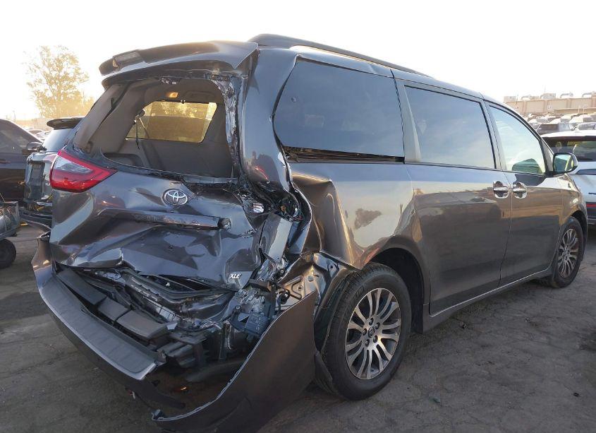 Photo 4 of 2020 Toyota Sienna XLE (VIN 5TDYZ3DC5LS044530)