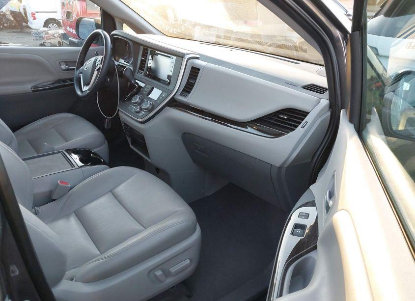 Photo 5 of 2020 Toyota Sienna XLE (VIN 5TDYZ3DC5LS044530)