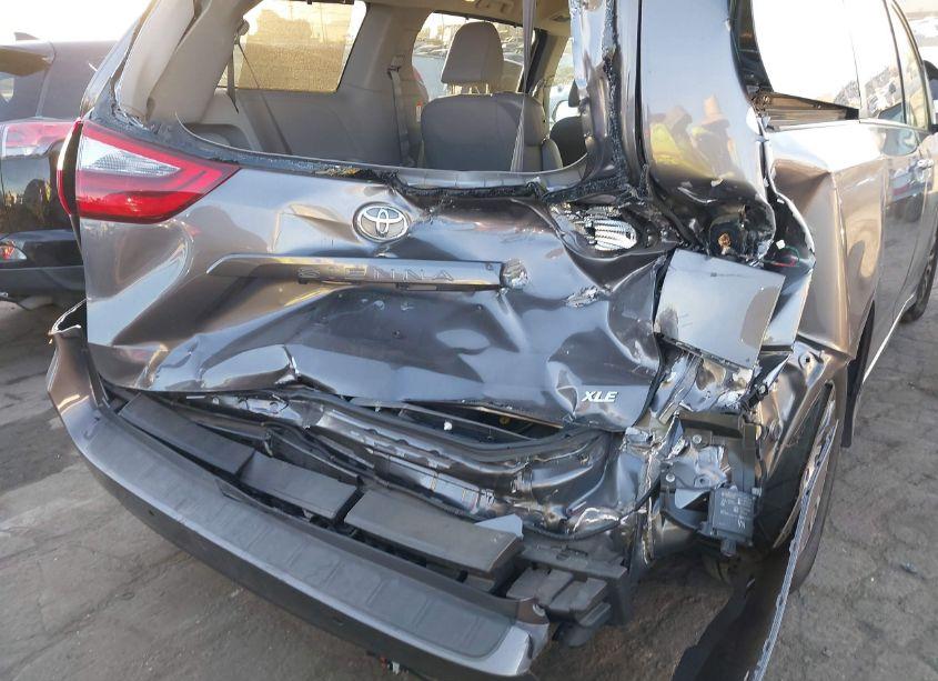 Photo 6 of 2020 Toyota Sienna XLE (VIN 5TDYZ3DC5LS044530)