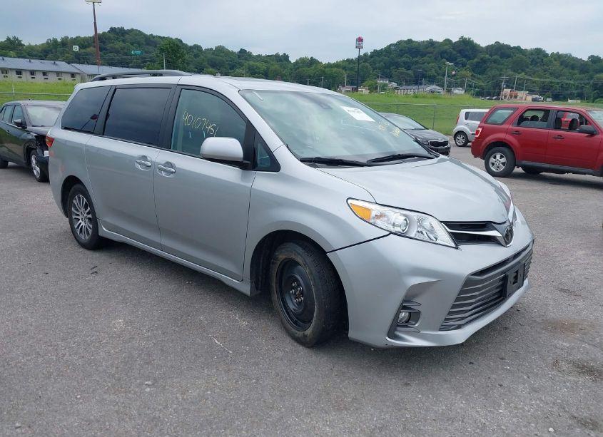 2020 Toyota Sienna XLE (VIN 5TDYZ3DC5LS049176) main photo