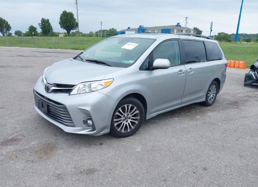 Photo 2 of 2020 Toyota Sienna XLE (VIN 5TDYZ3DC5LS049176)