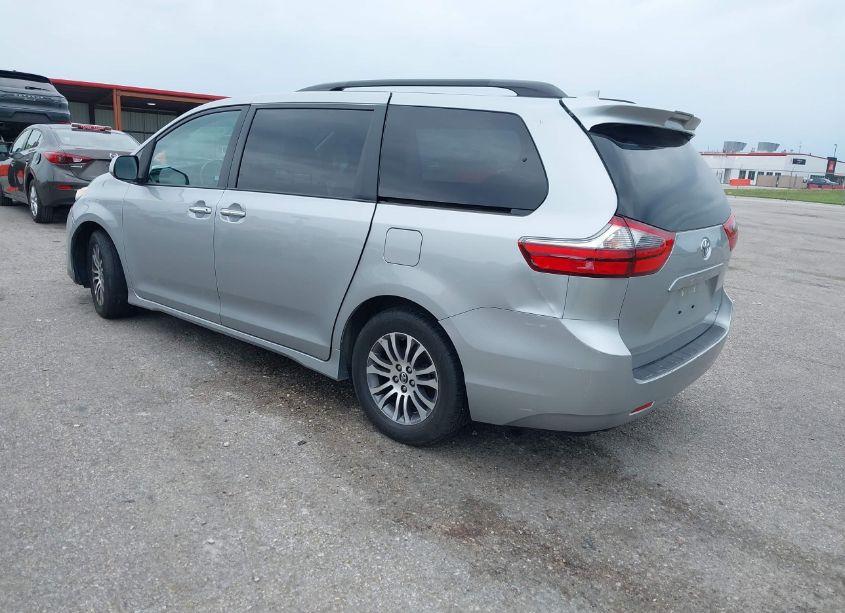 Photo 3 of 2020 Toyota Sienna XLE (VIN 5TDYZ3DC5LS049176)
