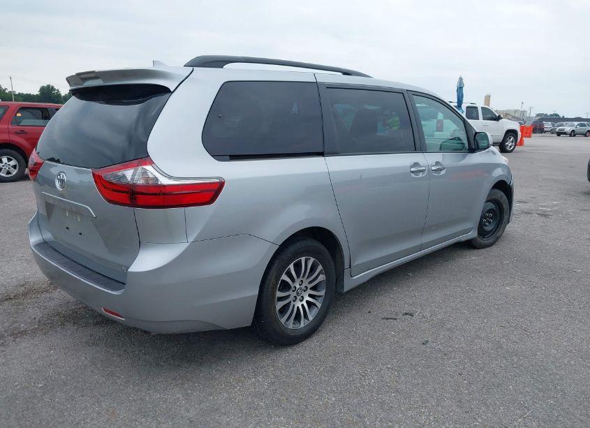 Photo 4 of 2020 Toyota Sienna XLE (VIN 5TDYZ3DC5LS049176)