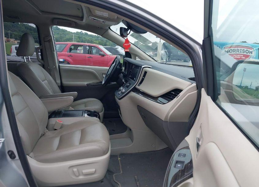 Photo 5 of 2020 Toyota Sienna XLE (VIN 5TDYZ3DC5LS049176)