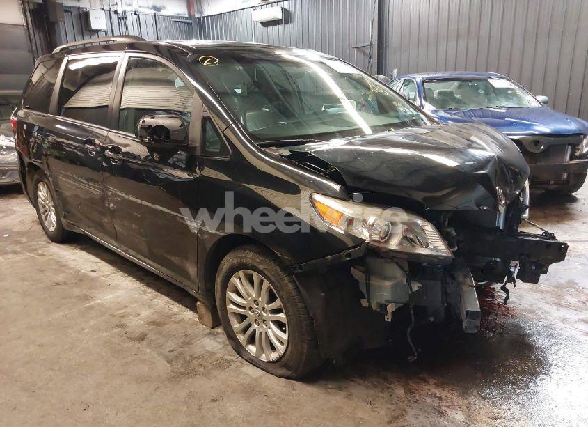 2017 Toyota Sienna XLE PREMIUM 8 PASSENGER (VIN 5TDYZ3DC6HS773305) main photo