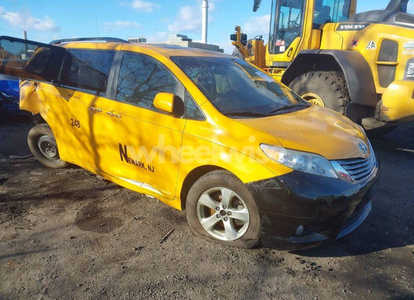 2017 Toyota Sienna XLE/LIMITED (VIN 5TDYZ3DC6HS792503) main photo