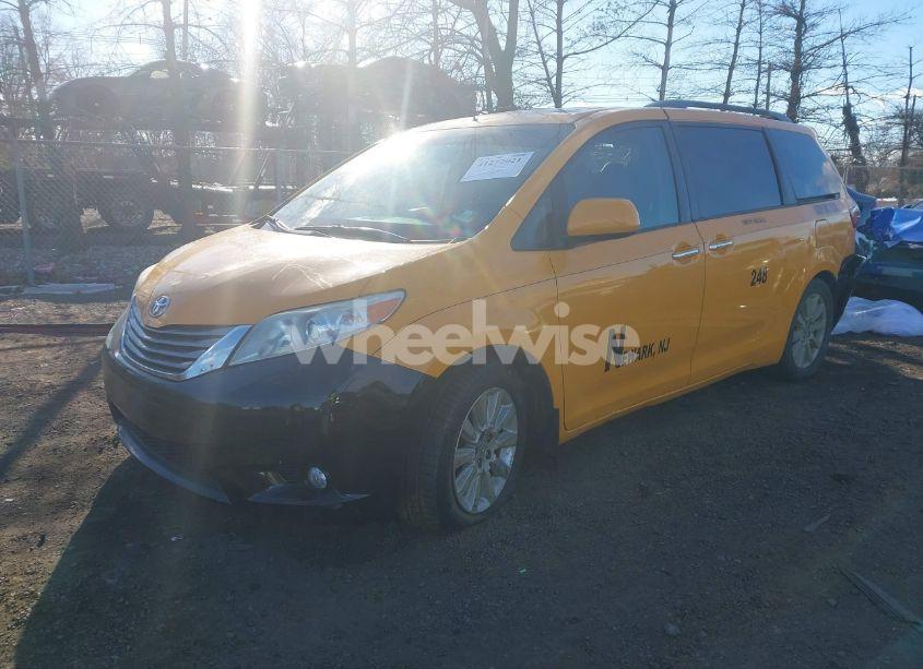 Photo 2 of 2017 Toyota Sienna XLE/LIMITED (VIN 5TDYZ3DC6HS792503)