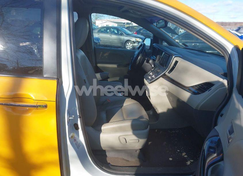 Photo 5 of 2017 Toyota Sienna XLE/LIMITED (VIN 5TDYZ3DC6HS792503)