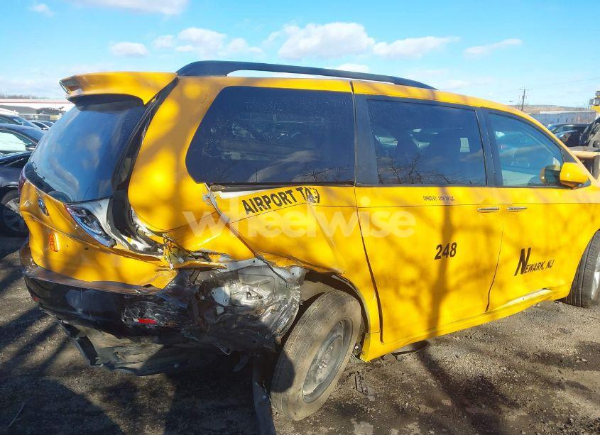 Photo 6 of 2017 Toyota Sienna XLE/LIMITED (VIN 5TDYZ3DC6HS792503)