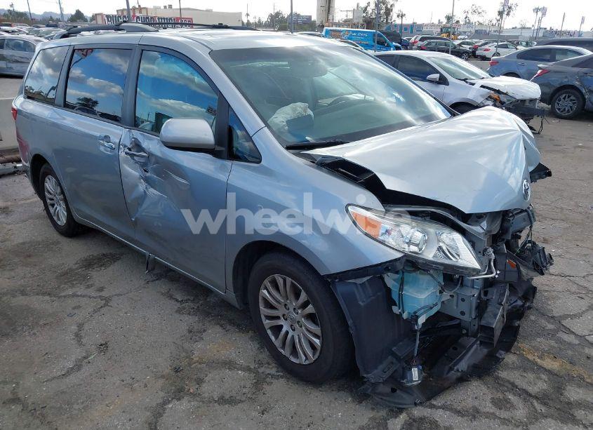 2017 Toyota Sienna XLE/LIMITED (VIN 5TDYZ3DC6HS809784) main photo
