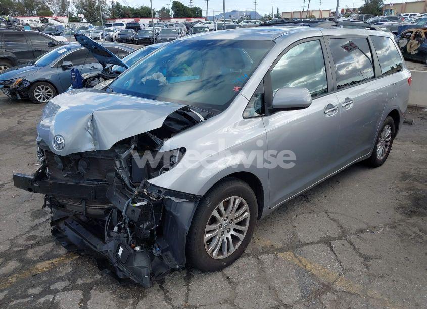 Photo 2 of 2017 Toyota Sienna XLE/LIMITED (VIN 5TDYZ3DC6HS809784)