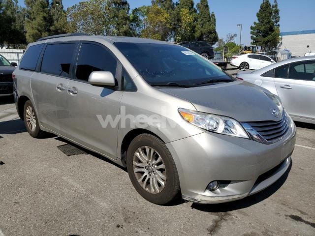 Photo 2 of 2017 TOYOTA SIENNA XLE (VIN 5TDYZ3DC6HS868902)