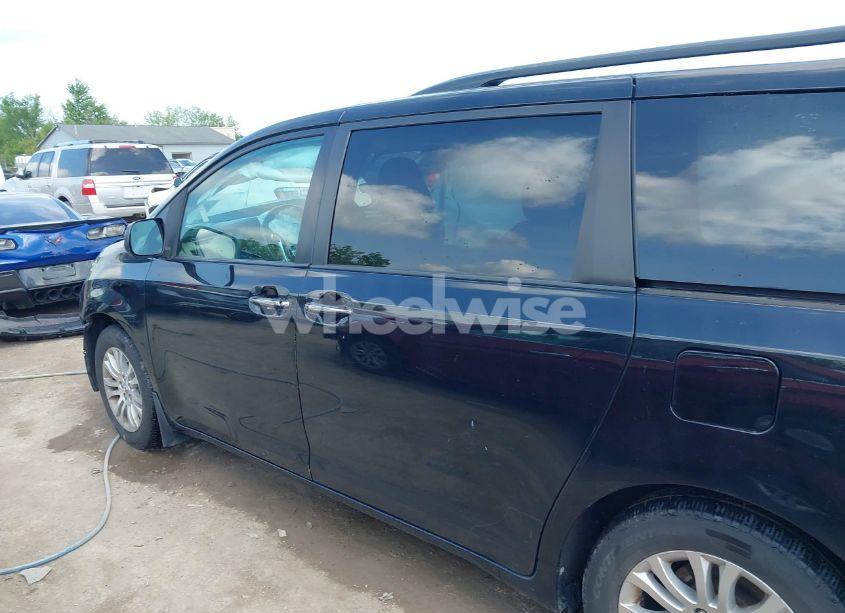 Photo 15 of 2017 Toyota Sienna XLE PREMIUM 8 PASSENGER (VIN 5TDYZ3DC6HS875509)