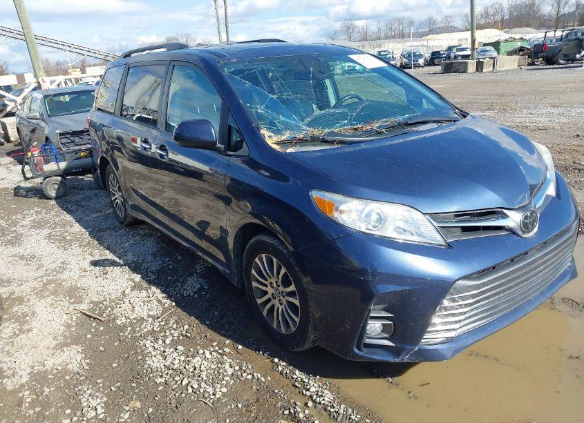 2018 Toyota Sienna XLE 8 PASSENGER (VIN 5TDYZ3DC6JS919899) main photo