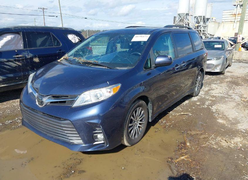 Photo 2 of 2018 Toyota Sienna XLE 8 PASSENGER (VIN 5TDYZ3DC6JS919899)