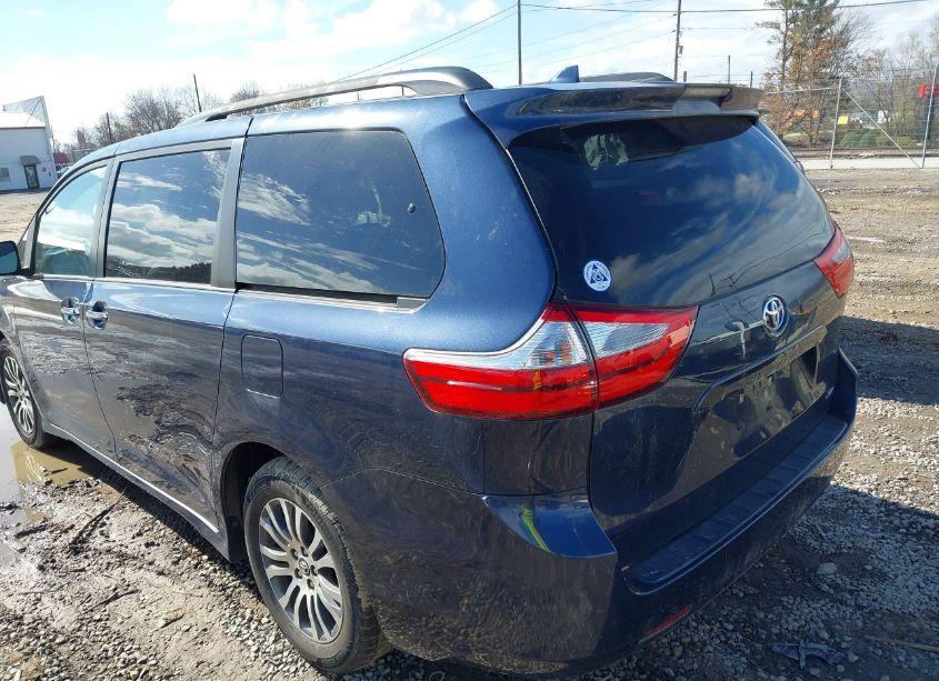 Photo 3 of 2018 Toyota Sienna XLE 8 PASSENGER (VIN 5TDYZ3DC6JS919899)