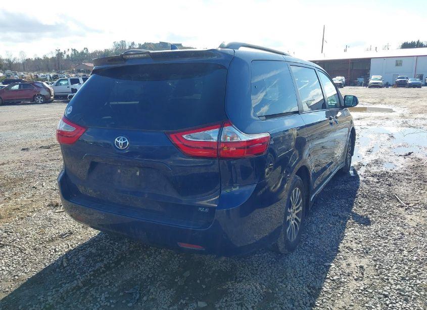 Photo 4 of 2018 Toyota Sienna XLE 8 PASSENGER (VIN 5TDYZ3DC6JS919899)