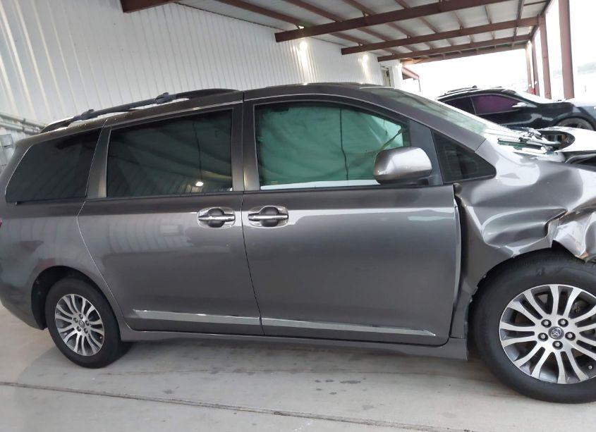 Photo 12 of 2018 Toyota Sienna XLE/XLE PREMIUM/LIMITED/LIMITED PREMIUM (VIN 5TDYZ3DC6JS930059)