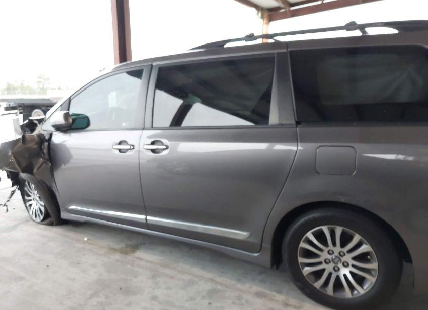 Photo 13 of 2018 Toyota Sienna XLE/XLE PREMIUM/LIMITED/LIMITED PREMIUM (VIN 5TDYZ3DC6JS930059)