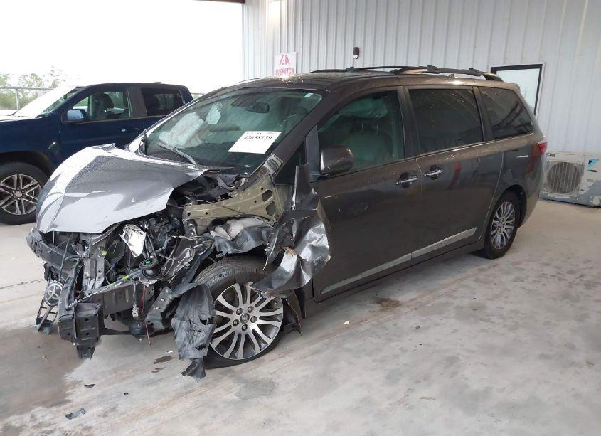 Photo 2 of 2018 Toyota Sienna XLE/XLE PREMIUM/LIMITED/LIMITED PREMIUM (VIN 5TDYZ3DC6JS930059)