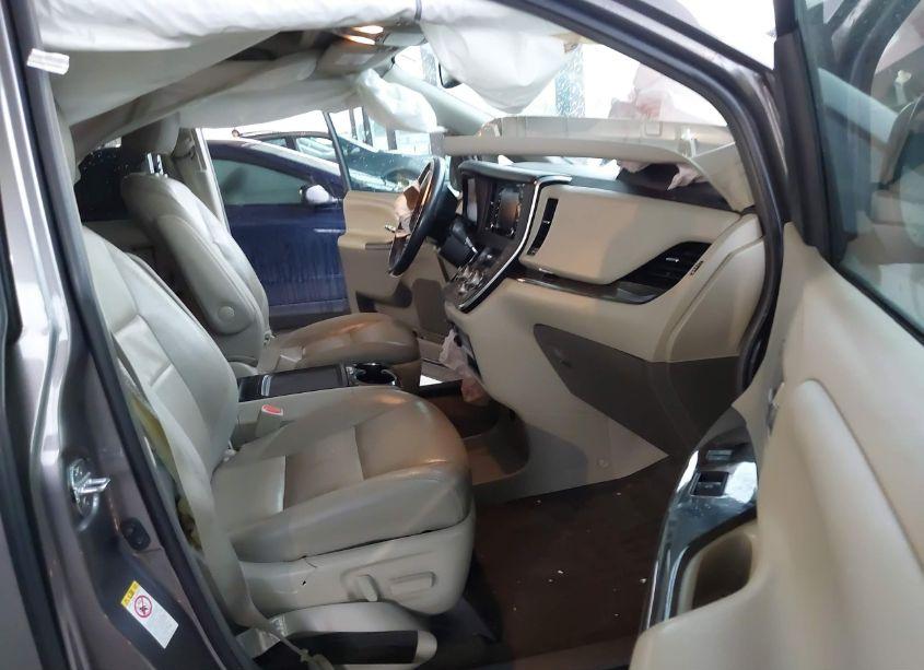 Photo 5 of 2018 Toyota Sienna XLE/XLE PREMIUM/LIMITED/LIMITED PREMIUM (VIN 5TDYZ3DC6JS930059)