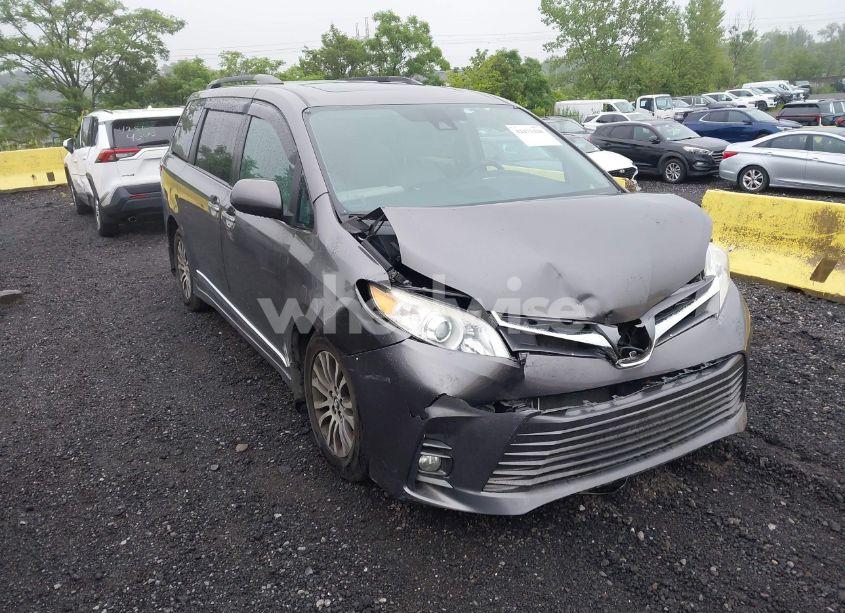 2018 Toyota Sienna LIMITED 7 PASSENGER/LIMITED PREMIUM 7 PASSENGER/XLE 7 PASSENGER/XLE 8 PASSENGER (VIN 5TDYZ3DC6JS930546) main photo
