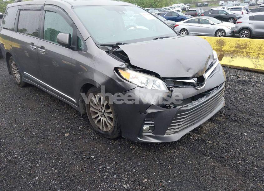 Photo 17 of 2018 Toyota Sienna LIMITED 7 PASSENGER/LIMITED PREMIUM 7 PASSENGER/XLE 7 PASSENGER/XLE 8 PASSENGER (VIN 5TDYZ3DC6JS930546)
