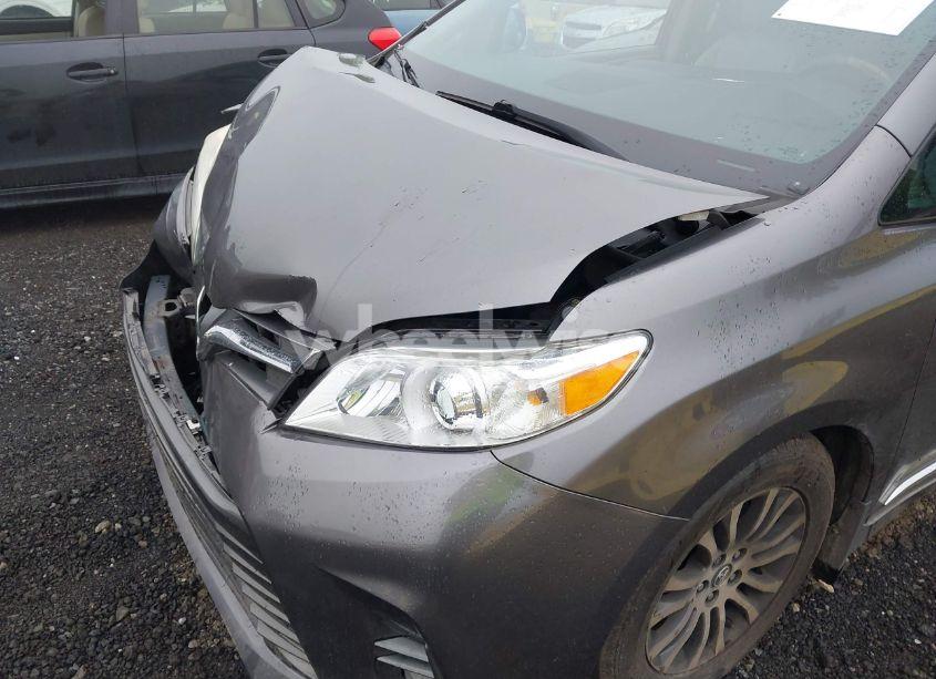 Photo 19 of 2018 Toyota Sienna LIMITED 7 PASSENGER/LIMITED PREMIUM 7 PASSENGER/XLE 7 PASSENGER/XLE 8 PASSENGER (VIN 5TDYZ3DC6JS930546)