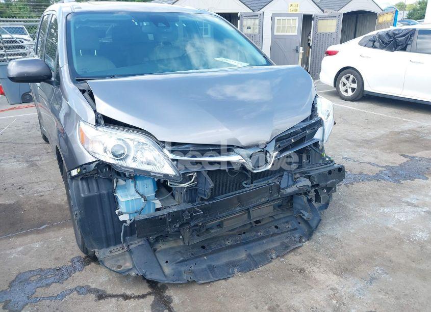 Photo 6 of 2018 Toyota Sienna XLE PREMIUM 8 PASSENGER (VIN 5TDYZ3DC6JS939876)