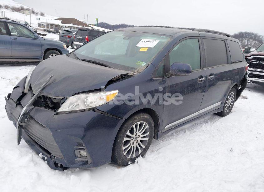 Photo 2 of 2018 Toyota Sienna LIMITED 7 PASSENGER/LIMITED PREMIUM 7 PASSENGER/XLE 7 PASSENGER/XLE 8 PASSENGER (VIN 5TDYZ3DC6JS954751)