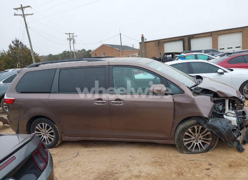 Photo 13 of 2019 Toyota Sienna XLE 8 PASSENGER (VIN 5TDYZ3DC6KS012295)