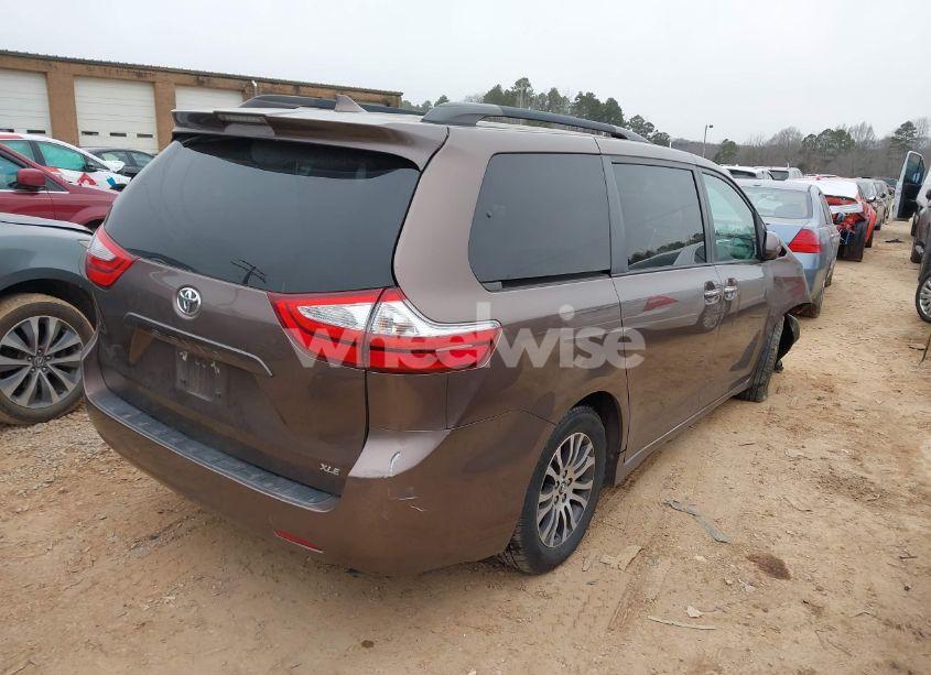 Photo 4 of 2019 Toyota Sienna XLE 8 PASSENGER (VIN 5TDYZ3DC6KS012295)