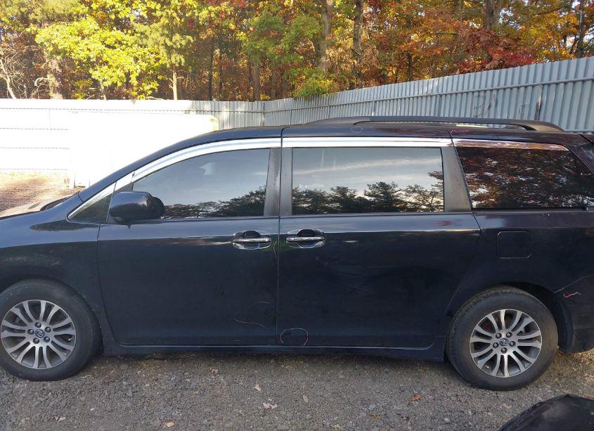 Photo 15 of 2019 Toyota Sienna XLE 8 PASSENGER (VIN 5TDYZ3DC6KS019800)