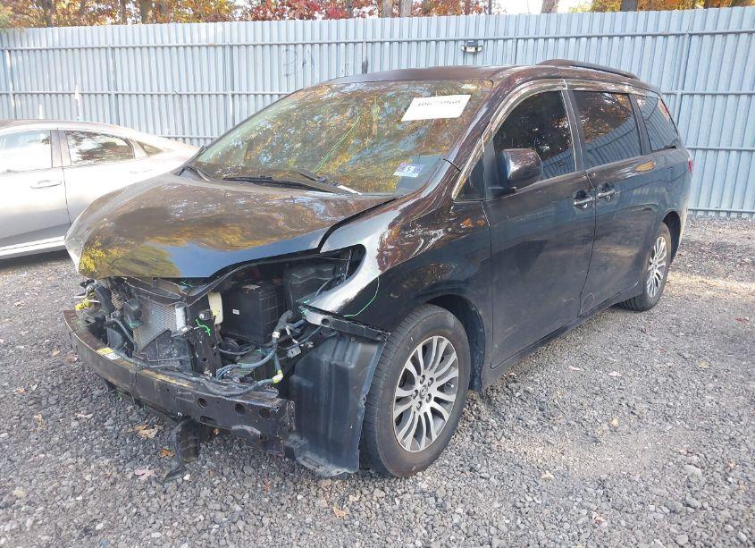 Photo 2 of 2019 Toyota Sienna XLE 8 PASSENGER (VIN 5TDYZ3DC6KS019800)