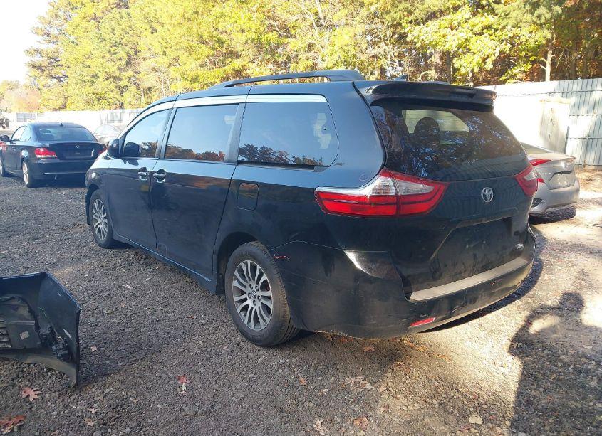 Photo 3 of 2019 Toyota Sienna XLE 8 PASSENGER (VIN 5TDYZ3DC6KS019800)