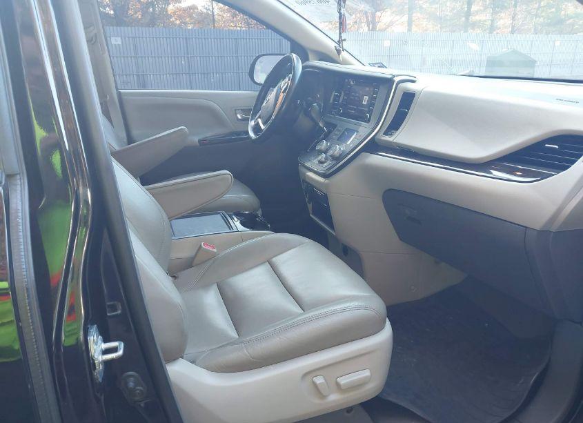 Photo 5 of 2019 Toyota Sienna XLE 8 PASSENGER (VIN 5TDYZ3DC6KS019800)