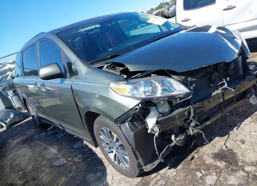 2020 Toyota Sienna XLE (VIN 5TDYZ3DC6LS045766) main photo