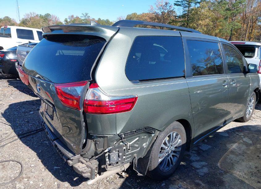 Photo 4 of 2020 Toyota Sienna XLE (VIN 5TDYZ3DC6LS045766)