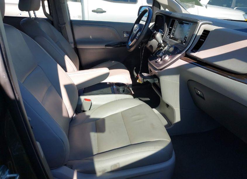 Photo 5 of 2020 Toyota Sienna XLE (VIN 5TDYZ3DC6LS045766)