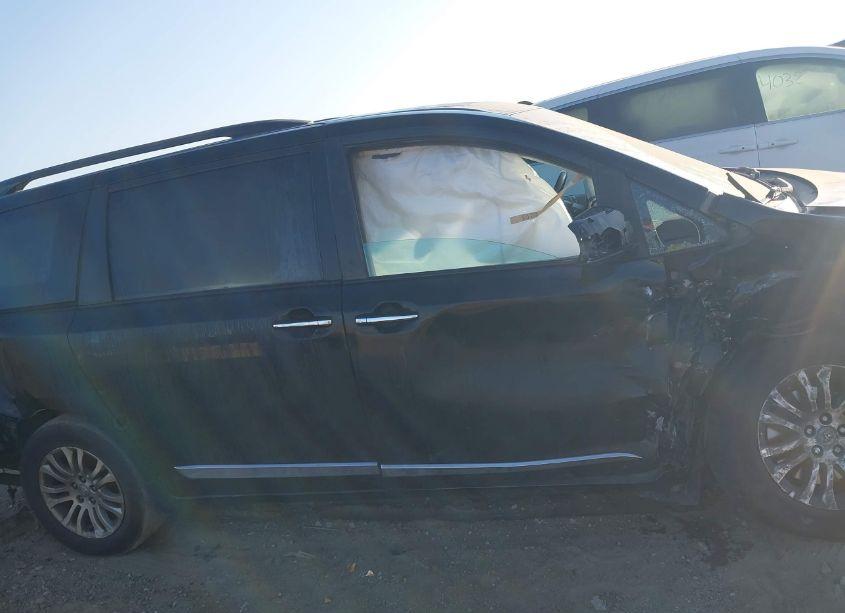 Photo 13 of 2017 Toyota Sienna XLE 8 PASSENGER (VIN 5TDYZ3DC7HS888785)