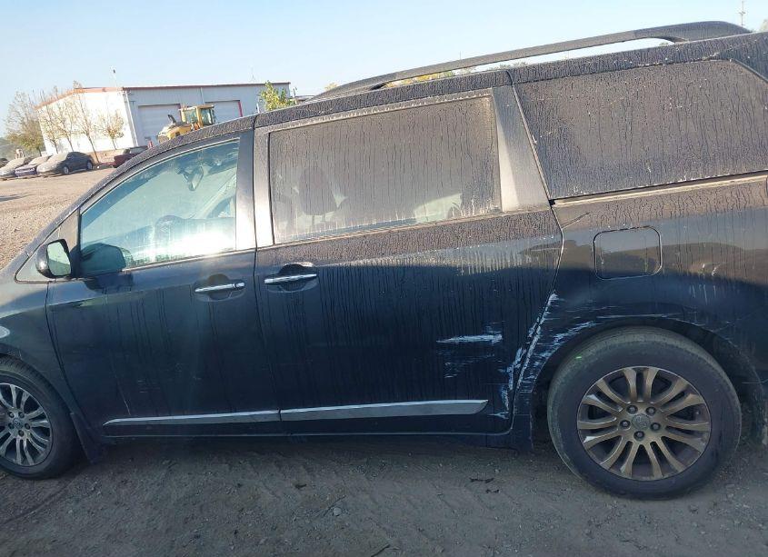 Photo 14 of 2017 Toyota Sienna XLE 8 PASSENGER (VIN 5TDYZ3DC7HS888785)