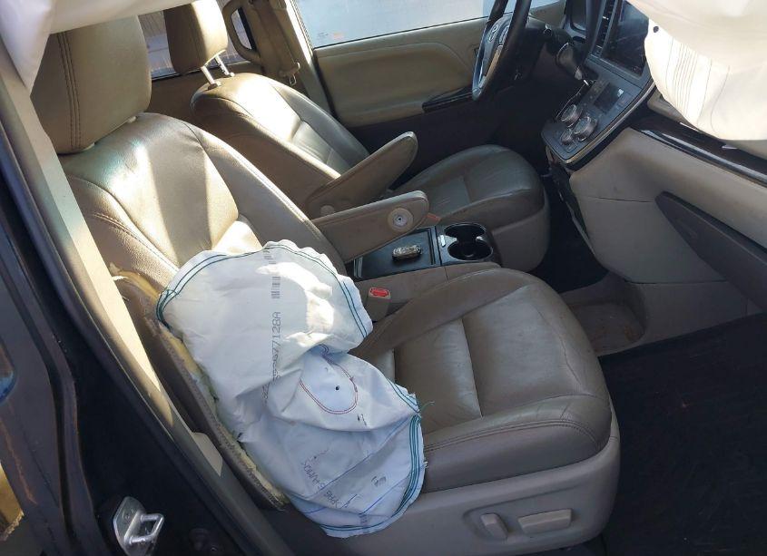 Photo 5 of 2017 Toyota Sienna XLE 8 PASSENGER (VIN 5TDYZ3DC7HS888785)