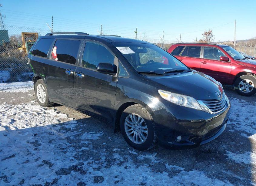 2017 Toyota Sienna XLE 8 PASSENGER (VIN 5TDYZ3DC7HS892965) main photo