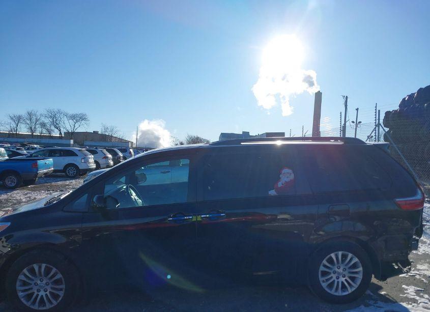 Photo 15 of 2017 Toyota Sienna XLE 8 PASSENGER (VIN 5TDYZ3DC7HS892965)