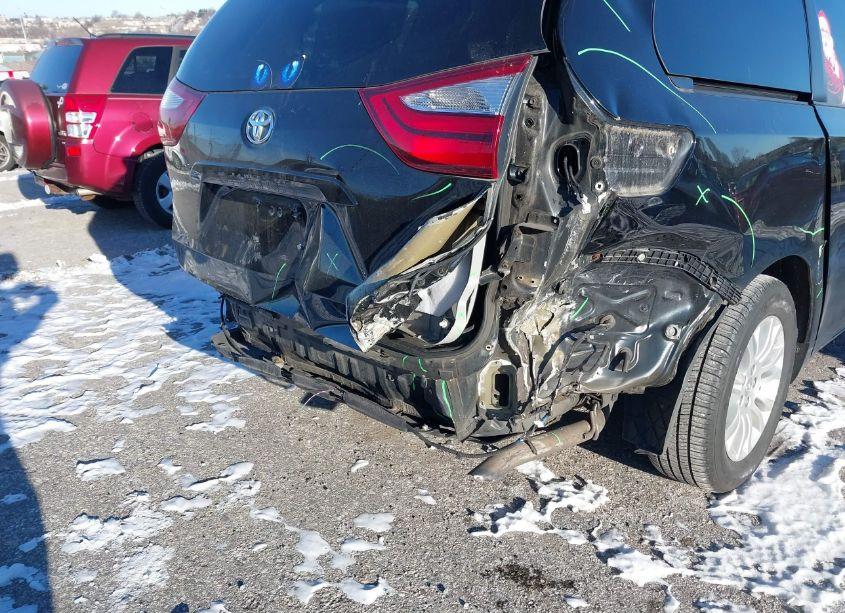 Photo 6 of 2017 Toyota Sienna XLE 8 PASSENGER (VIN 5TDYZ3DC7HS892965)